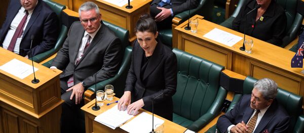 Yeni Zelanda Başbakanı Jacinda Ardern, Christchurch'teki cami saldırılarının ardından ilk kez parlamentoda konuştu - Sputnik Türkiye