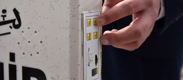 Yasin, Fatiha, İhlas suresi ve ölen kişinin bilgileri seslendiren mezar taşı - Sputnik Türkiye