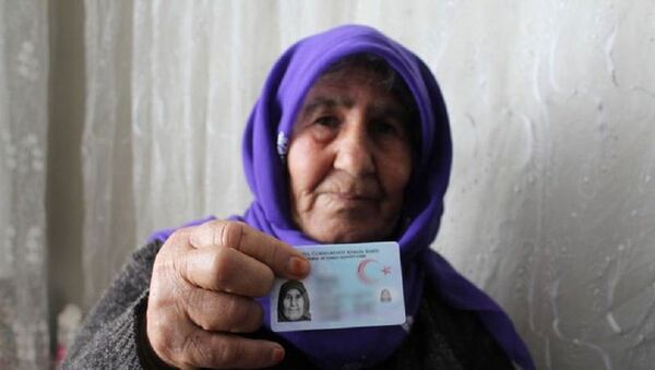 Gaziantep'te yaşlı kadın 68 yıl sonra kimliğine kavuştu - Sputnik Türkiye