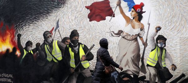 Fransa'da hayat pahalılığı ve akaryakıt zamlarıyla fitili ateşlenen Sarı Yelekler protestolarına gönderme yapan bir duvar resmi - Sputnik Türkiye