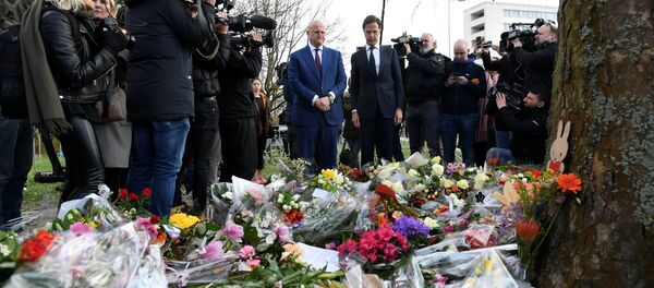 Hollanda Başbakanı Mark Rutte ve Adalet-Güvenlik Bakanı Ferdinand Grapperhaus, Utrecht'te tramvay saldırısının gerçekleştiği mevkide oluşturulan anma köşesine çiçek bıraktı. - Sputnik Türkiye