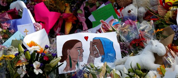 Yeni Zelanda'da saldırı düzenlenen camilerin önüne çok sayıda çiçek ve dayanışma mesajları içeren kartlar bırakıldı - Sputnik Türkiye