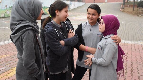 Erdoğan'ın sahneye çağırdığı 5. sınıf öğrencisi: Karma karışık bir duyguydu, onu çok sevdiğim için ağladım - Sputnik Türkiye