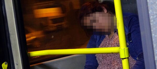 Genç kadın 5 aydır metrobüste kalıyor - Sputnik Türkiye