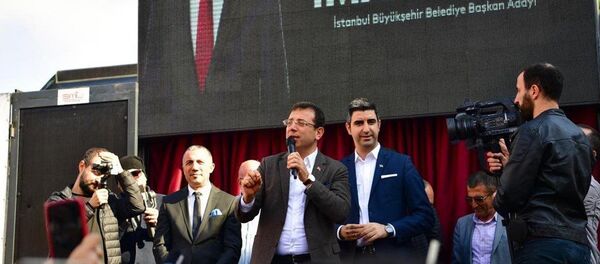 CHP’nin İstanbul Büyükşehir Belediye Başkan Adayı Ekrem İmamoğlu, Kartal’da vatandaşlara projelerini anlatarak yeşil alanın önemine değindi. CHP’nin İstanbul Büyükşehir Belediye Başkan Adayı Ekrem İmamoğlu, Kartal’da vatandaşlara projelerini anlatarak yeşil alanın önemine değindi. - Sputnik Türkiye