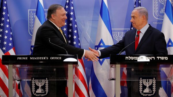 Netanyahu, bölgesel tur kapsamında İsrail'e gelen ABD Dışişleri Bakanı Mike Pompeo ile Batı Kudüs'teki Başbakanlık Ofisi'nde görüştü. - Sputnik Türkiye