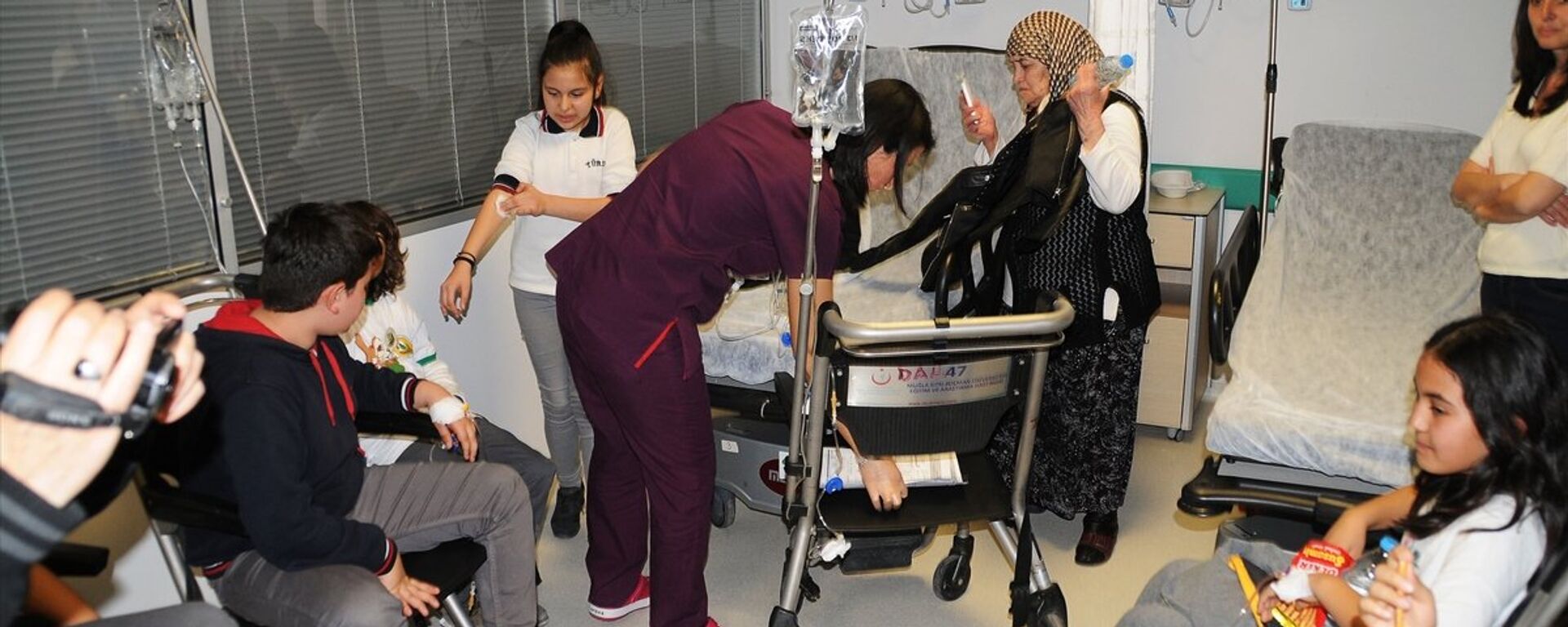 Muğla'da 16 öğrenci, gıda zehirlenmesi şüphesiyle hastaneye kaldırıldı - Sputnik Türkiye, 1920, 14.11.2025