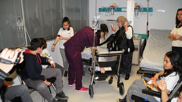 Muğla'da 16 öğrenci, gıda zehirlenmesi şüphesiyle hastaneye kaldırıldı - Sputnik Türkiye