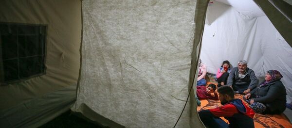Denizli'nin Acıpayam ilçesinde meydana gelen 5,5 büyüklüğündeki depremden etkilenenler, evlerinin önünde kurulan çadırlarda kalmaya başladı. - Sputnik Türkiye