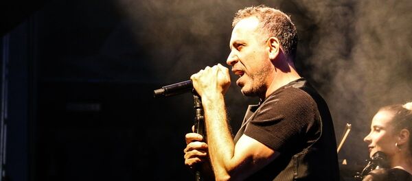 Arin ve tüm lösemililer için sanatçı Haluk Levent'in ücretsiz konseri öncesi müzikseverler kök hücre bağışında bulundu. - Sputnik Türkiye