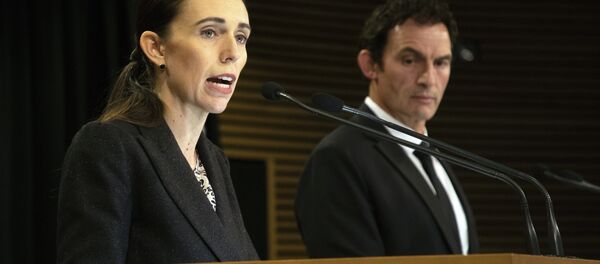 Yeni Zelanda Başbakan Jacinda Ardern ve Polis Bakanı Stuart Nash, silah yasalarının değiştiğini açıkladı - Sputnik Türkiye