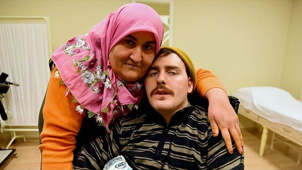 Gülsüm Kabadayı ve 'Umut' ismini verdiği felçli Rus genci - Sputnik Türkiye