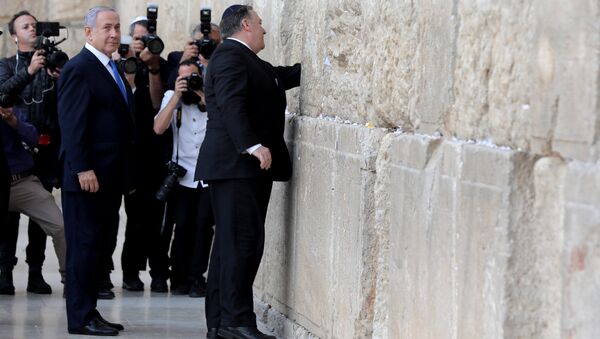 ABD Dışişleri Bakanı Mike Pompeo'nun Kudüs'te Ağlama Duvarı'nı ziyaretine İsrail Başbakanı Benyamin Netanyahu da eşlik etti. (21 Mart 2019) - Sputnik Türkiye
