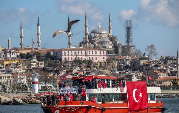 Vatandaşlar, İstanbul'un çeşitli noktalarından vapurlarla miting alanına geldi. - Sputnik Türkiye
