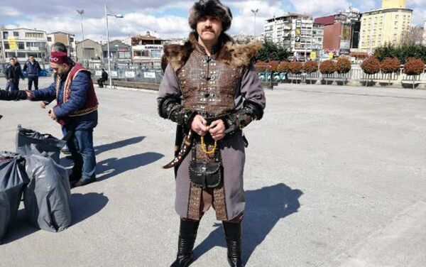 Miting alanına Ertuğrul Gazi kıyafetiyle gelen Yasin Ermurat ilgi odağı oldu. Ermurat, Kapalıçarşı'da esnafım. Bu kostümlerin imalatını yapıyorum. Milliyetçi Hareket Partisi Üsküdar ilçe teşkilatında görevliyim. Cumhur İttifakını desteklemeye geldik şeklinde konuştu - Sputnik Türkiye