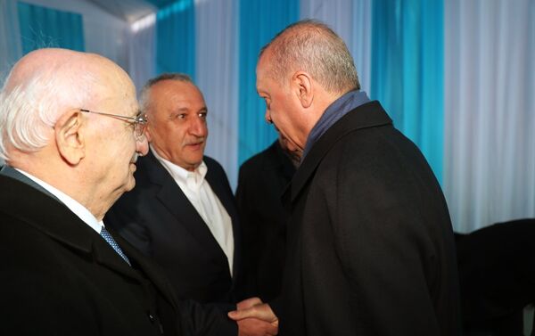 Cumhurbaşkanı Erdoğan, program öncesi eski TBMM Başkanı İsmail Kahraman (solda) ve eski İçişleri Bakanı Mehmet Ağar ile program öncesi sohbet etti. - Sputnik Türkiye