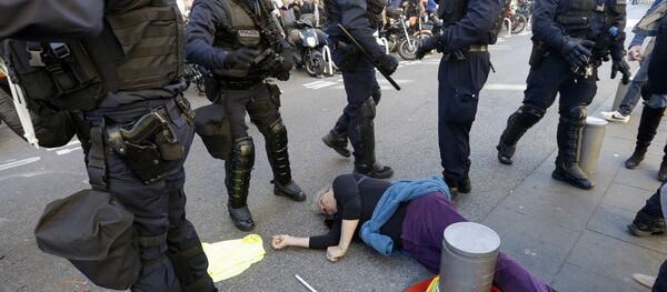 Fransa'nın Nice kentindeki Sarı Yelekler yürüyüşüne polis saldırısı sırasında yere düşen 73 yaşındaki Genevieve Legay'ın burnu ve başından kanlar boşaldı. Ağır durumuna rağmen bilinci açık şekilde hastaneye nakledildi. Fransa'nın Nice kentindeki Sarı Yelekler yürüyüşüne polis saldırısı sırasında yere düşen 73 yaşındaki Genevieve Legay'ın burnu ve başından kanlar boşaldı. Ağır durumuna rağmen bilinci açık şekilde hastaneye nakledildi. - Sputnik Türkiye