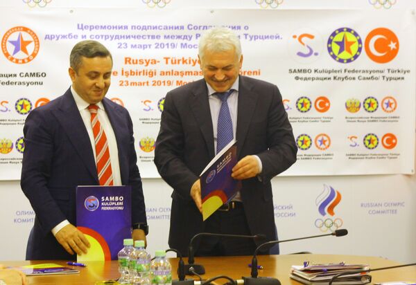 Rusya ve Avrupa Sambo Federasyonu Başkanı Sergey Eliseev ve Türkiye Sambo Kulüpleri Federasyonu Başkanı Kadir Polat.  - Sputnik Türkiye