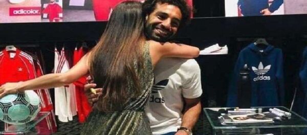 İngiliz polisi Liverpool'un Mısırlı oyuncusu Muhammed Salah'a sarılan Hindistanlı bir kadın - Sputnik Türkiye