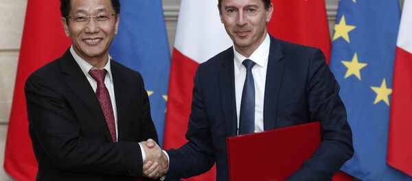 Çin Havacılık Malzemeleri (CASC) Başkanı Jia Baojun ile Airbus Başkanı Guillaume Faury - Sputnik Türkiye