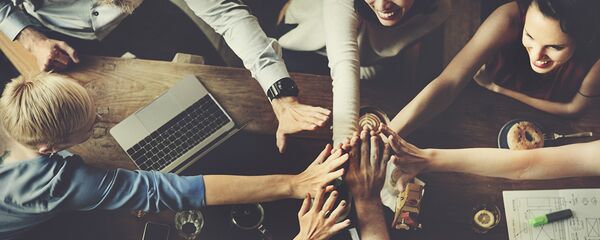 Y kuşağı - genç - gençler - topluluk - mutlu - ekip ruhu - Sputnik Türkiye