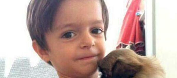 İzmir'de okul servisinde unutulmasının ardından yaşamını yitiren 3 yaşındaki Alperen Sakin - Sputnik Türkiye