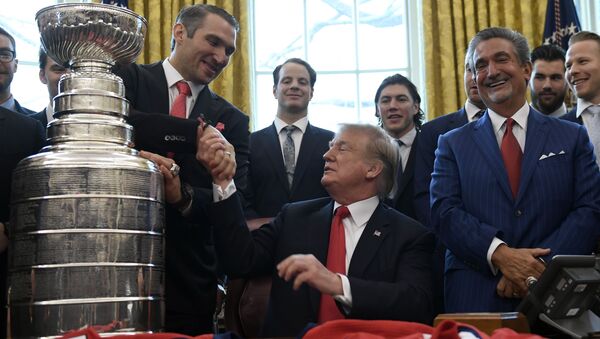 Trump, Washington Capitals takımını şampiyonluğa götüren Rus hokey yıldızı Oveçkin’e hayranlığını açıkladı - Sputnik Türkiye
