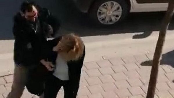 Kadın belediye otobüs şoförünün yüzüne biber gazı sıktı - Sputnik Türkiye