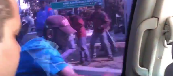 Guaido'nun konvoyuna saldırı - Sputnik Türkiye