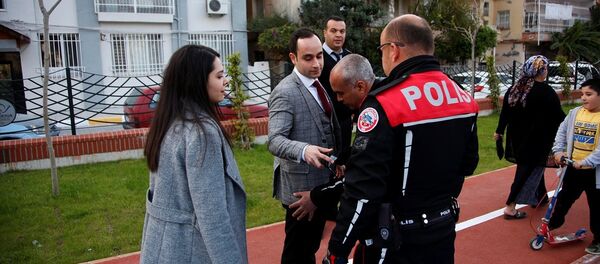 İskenderun ilçesinde bir genç, ricada bulunarak planına dahil ettiği yunus ekiplerince gözaltına alındığı sırada, kız arkadaşına sürpriz evlenme teklifinde bulundu - Sputnik Türkiye