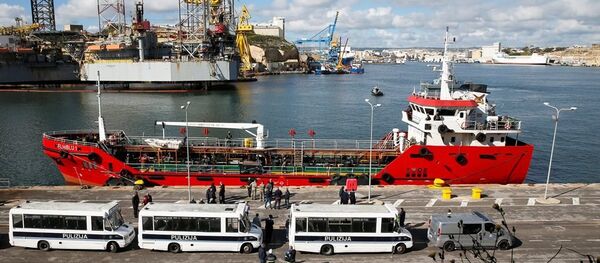 Polis otobüsleri, Palau bayraklı Elhiblu 1 isimli tankerdeki göçmenleri bekliyor - Sputnik Türkiye