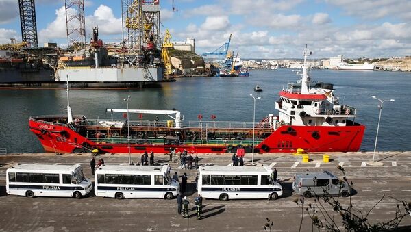 Polis otobüsleri, Palau bayraklı Elhiblu 1 isimli tankerdeki göçmenleri bekliyor - Sputnik Türkiye