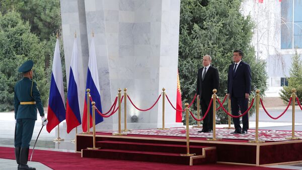 Rusya Devlet Başkanı Vladimir Putin ve Kırgızistan Devlet Başkanı Sooronbay Ceenbekov - Sputnik Türkiye