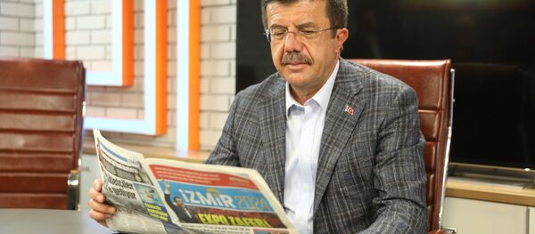 'İzmir 2024' adlı ve 31 Mart 2024 Pazar tarihini taşıyan gazetede, Zeybekci'nin İzmir için sözünü verdiği projelerin hayata geçmiş olduğu anlatıldı. - Sputnik Türkiye