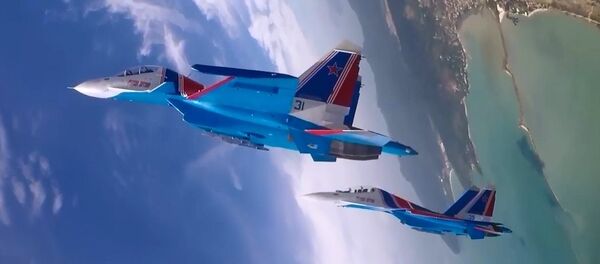 Rus Şövalyeleri’nin hava akrobasi gösterisi pilot kabinindeki kameraya yansıdı - Sputnik Türkiye