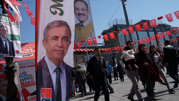 Ankaralılar, 31 Mart yerel seçimlerinin CHP'li adayı Mansur Yavaş ve AK Partili adayı Mehmet Özhaseki'nin afişleri arasında dolaşıyor. - Sputnik Türkiye