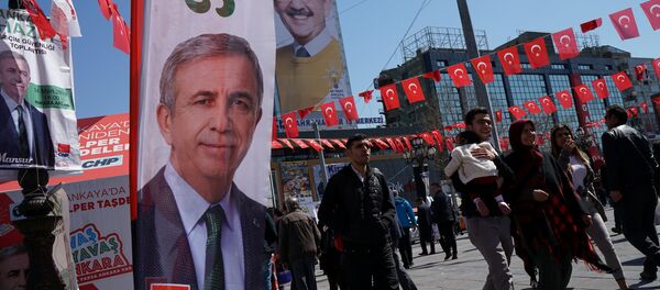 Ankaralılar, 31 Mart yerel seçimlerinin CHP'li adayı Mansur Yavaş ve AK Partili adayı Mehmet Özhaseki'nin afişleri arasında dolaşıyor. - Sputnik Türkiye