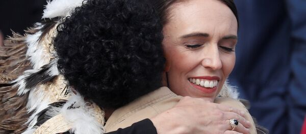 Yeni Zelanda Başbakanı Jacinda Ardern, saldırıların ardından düzenlenen anma törenine katıldı - Sputnik Türkiye