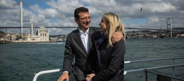 Ekrem İmamoğlu, Dilek İmamoğlu ile birlikte tekne turu yaptı. - Sputnik Türkiye