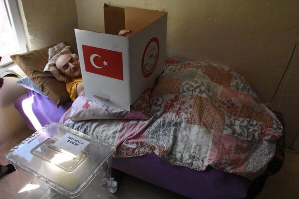 Zonguldak'ta, engelli hastalar seyyar sandıklarda oy kullandı. Oy kullanmaya gidemeyecek derecede hasta olan vatandaşlara seyyar sandıklar götürüldü. - Sputnik Türkiye