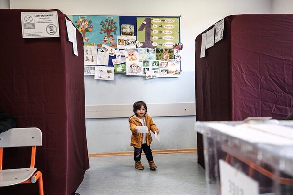 Yerel seçimler İstanbul-Bazı vatandaşlar çocuklarıyla oy kullandı. - Sputnik Türkiye