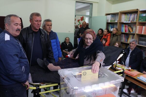 Edirne'de 90 yaşındaki Sabriye Dayıoğlu, ambulansla evinden oy kullanacağı okula götürüldü. Sağlık İl Müdürlüğüne bağlı Evde Sağlık Hizmetleri ekipleri, kentteki hastane ve evlerinden çıkamayacak durumdaki hasta ve yaşlıları, oylarını kullanabilmeleri için sandık başına götürdü. - Sputnik Türkiye