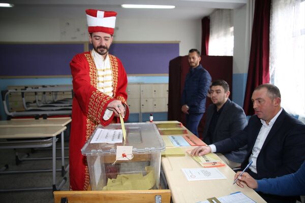 Nevşehir'de bir vatandaş sandık başına mehter kıyafetiyle giderek oyunu kullandı. - Sputnik Türkiye