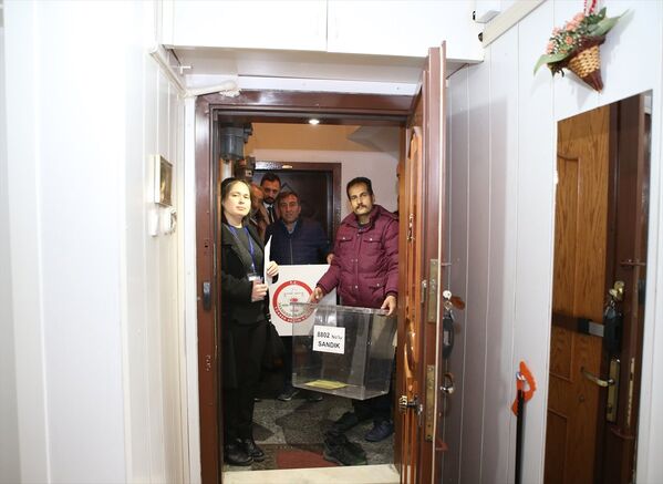 Görevliler, fiziksel engeli ya da hastalığı nedeniyle evden çıkmakta zorluk yaşayan seçmenler için Türkiye çapında seyyar sandık taşıdı. - Sputnik Türkiye