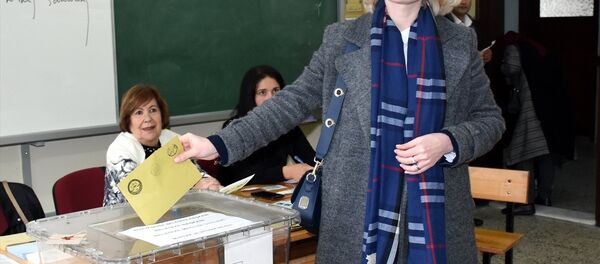 Antalya'nın Alanya ilçesi bağımsız belediye başkan adayı Rus asıllı Anastasia Petrova Çetinkaya, oyunu kullandı. Antalya'nın Alanya ilçesi bağımsız belediye başkan adayı Rus asıllı Anastasia Petrova Çetinkaya, oyunu kullandı. - Sputnik Türkiye