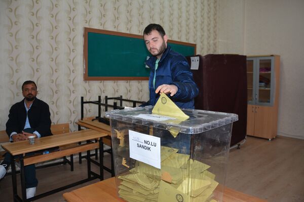 Mersin'de oy kullanan vatandaşlar, böyle görüntülendi. - Sputnik Türkiye