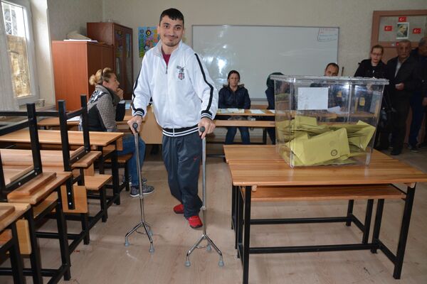 Mersin'de oy kullanan vatandaşlar, böyle görüntülendi. - Sputnik Türkiye