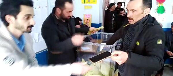 Kars'ta bir kişi, oy kullanırken cep telefonunu seçim sandığına düşürdü - Sputnik Türkiye