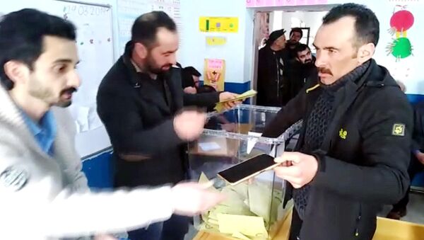 Kars'ta bir kişi, oy kullanırken cep telefonunu seçim sandığına düşürdü - Sputnik Türkiye