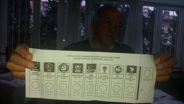 Antalya'nın Muratpaşa ilçesinde oy kullanılan sandıklardan birinden 'Beşiktaş' yazılı oy pusulası çıktı. - Sputnik Türkiye